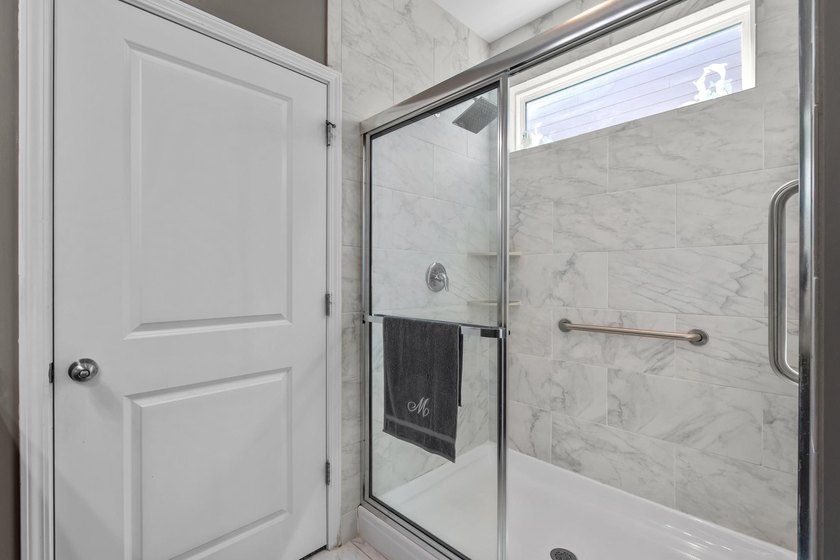 Back on the market with fresh updates! Freshly painted - photo 37