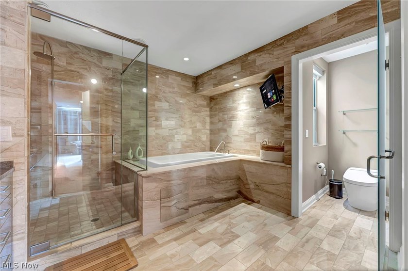 Panoramic views, a private rooftop and terrace, a rare private - photo 37