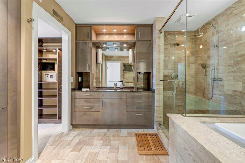 Panoramic views, a private rooftop and terrace, a rare private - photo 39