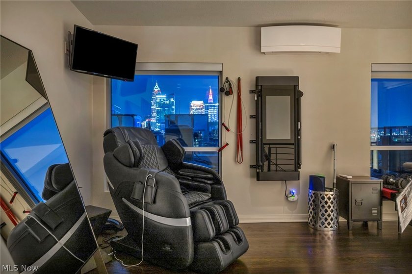 Panoramic views, a private rooftop and terrace, a rare private - photo 43