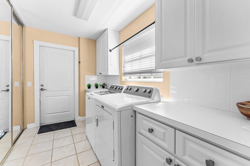 Immaculate two-bedroom, two-bath updated villa with a two-car - photo 14