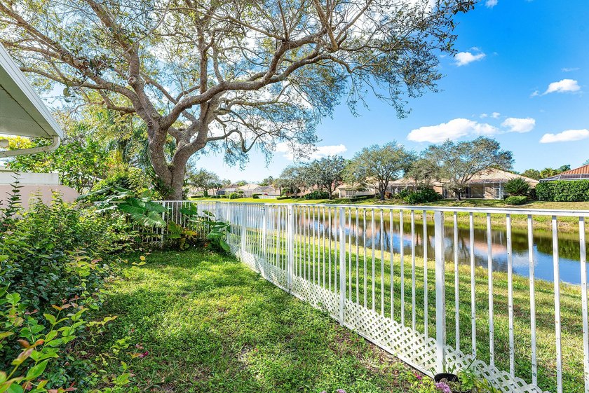 Immaculate two-bedroom, two-bath updated villa with a two-car - photo 24