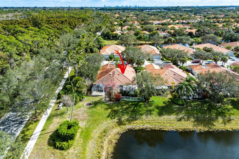 Immaculate two-bedroom, two-bath updated villa with a two-car - photo 35