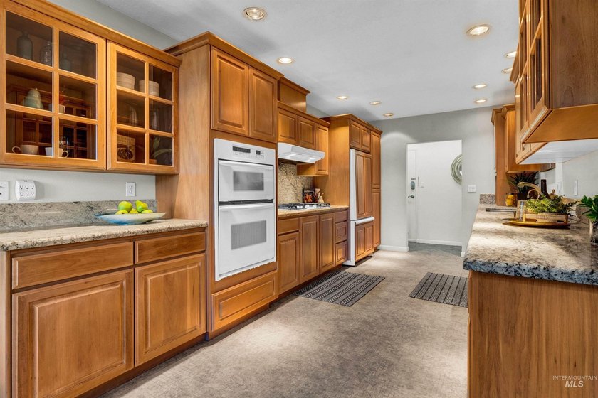 Welcome to the Penthouse at Rim Crest Condominiums, an iconic - photo 3