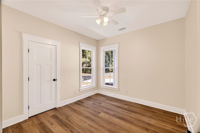 Beautiful new construction offering 3 bedrooms and 2 full - photo 33