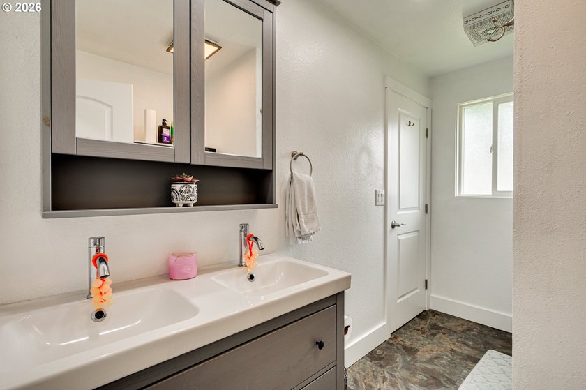 Welcome home to this charming bungalow situated on a spacious - photo 11