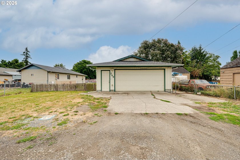 Welcome home to this charming bungalow situated on a spacious - photo 16