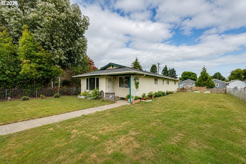 Welcome home to this charming bungalow situated on a spacious - photo 18