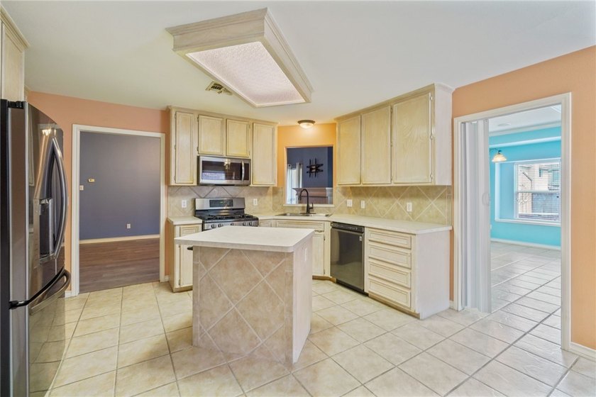 Welcome to this inviting three bedroom, two bathroom home with a - photo 8