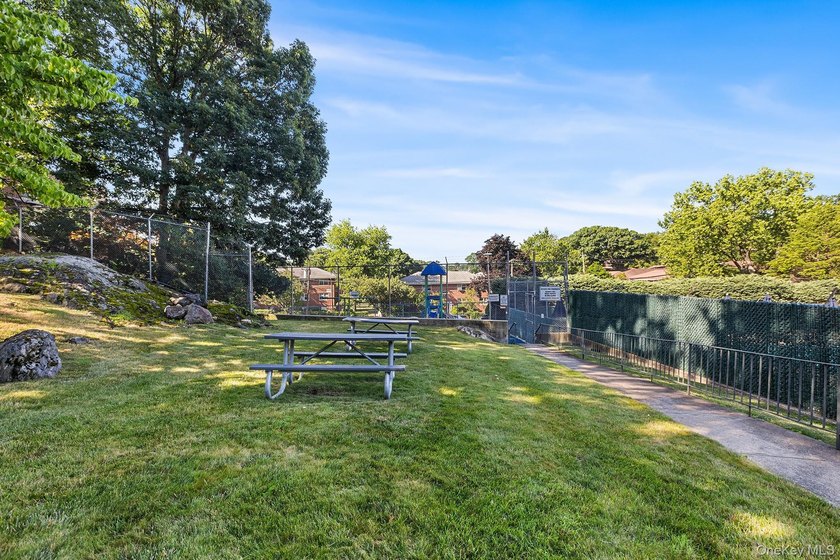Welcome to this well maintained first-floor 1-bedroom, 1-bath - photo 32