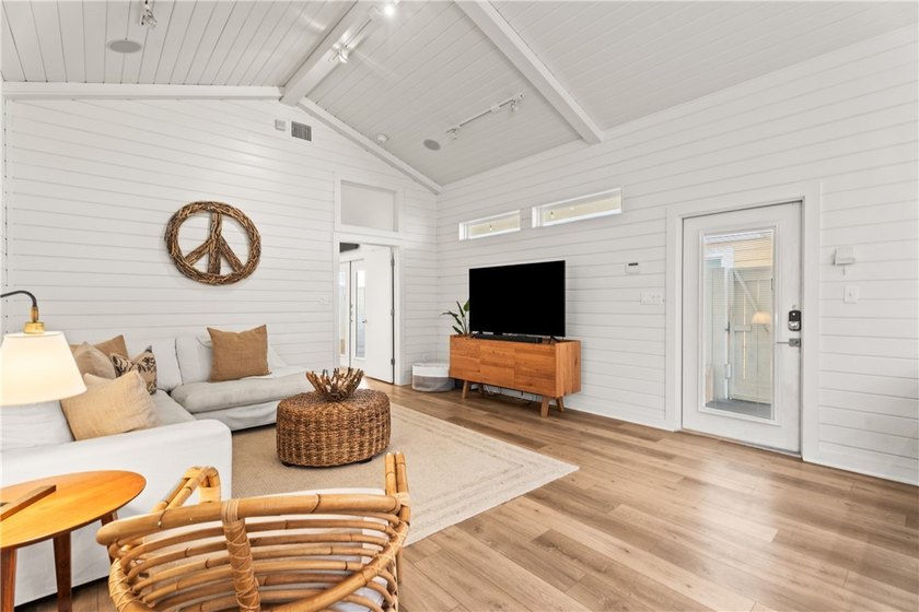 Welcome to Clamshell Cottage, a beautifully designed and fully - photo 5