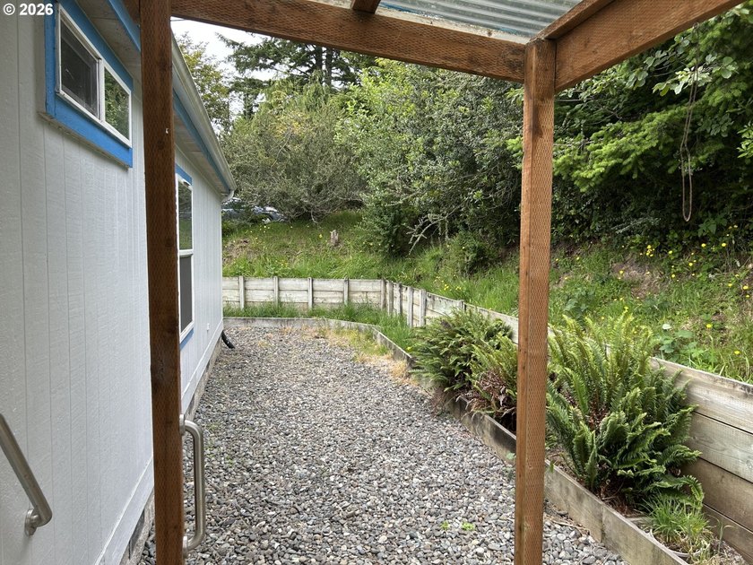 1400 SQ FT Manufactured home. 3 bedrooms, 2 bath, with vaulted - photo 6