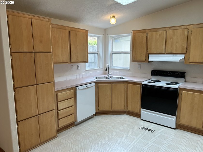 1400 SQ FT Manufactured home. 3 bedrooms, 2 bath, with vaulted - photo 7