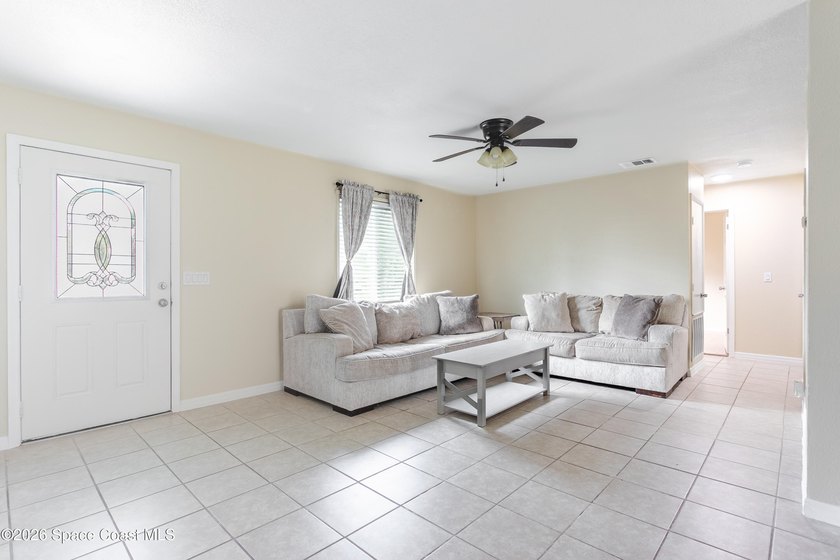 Welcome to this beautifully maintained 3-bedroom, 2 bathroom - photo 4