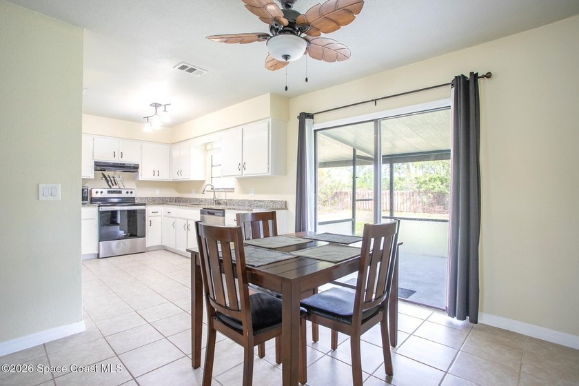 Welcome to this beautifully maintained 3-bedroom, 2 bathroom - photo 6
