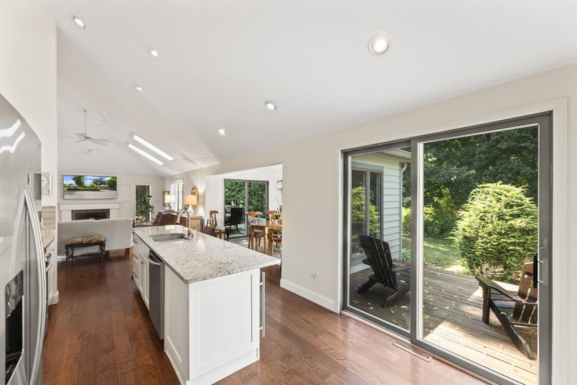 Stunning 2BR, 2.5BA condo offers exceptional privacy with 2 - photo 5