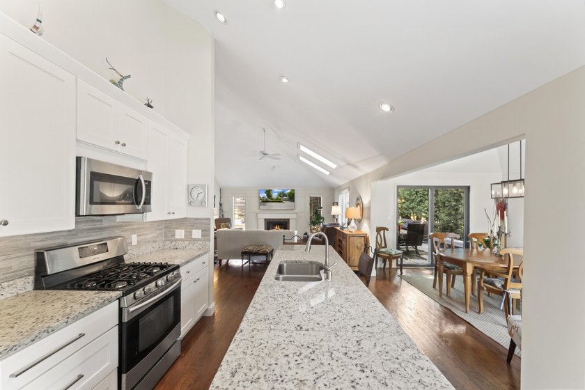 Stunning 2BR, 2.5BA condo offers exceptional privacy with 2 - photo 6