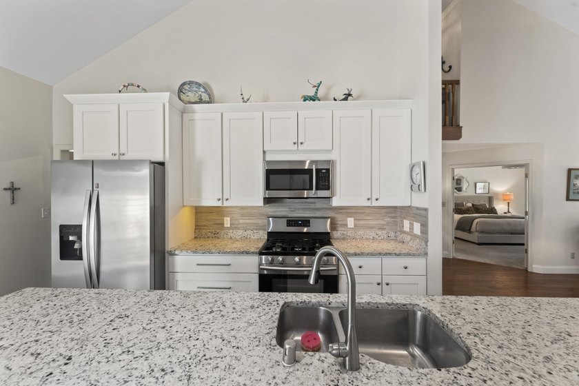 Stunning 2BR, 2.5BA condo offers exceptional privacy with 2 - photo 7