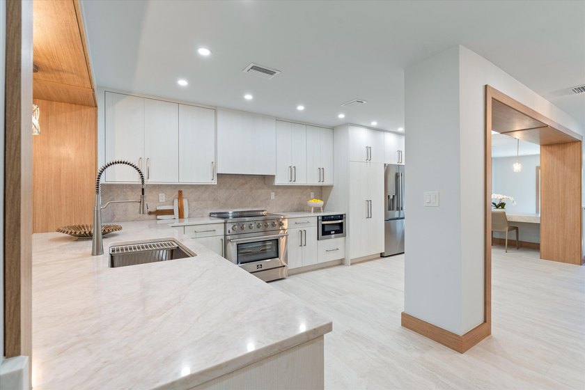 Waterfront dream home reimagined located in the prestigious - photo 12