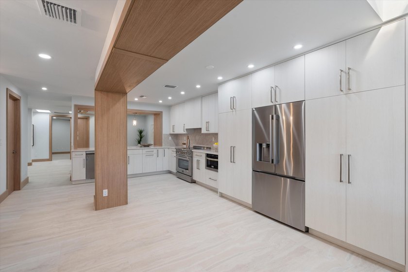 Waterfront dream home reimagined located in the prestigious - photo 13
