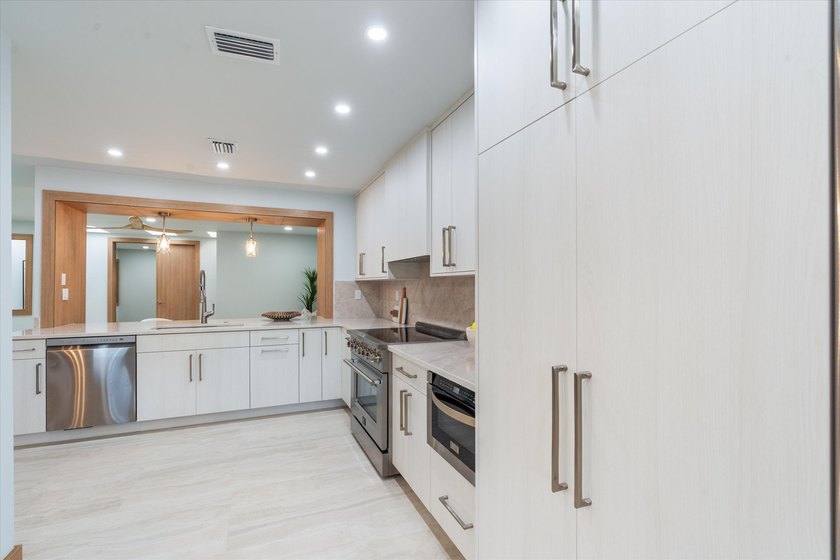 Waterfront dream home reimagined located in the prestigious - photo 15
