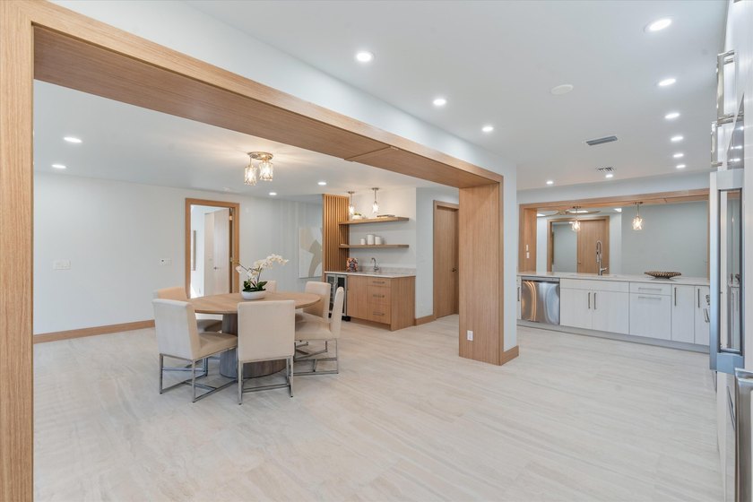 Waterfront dream home reimagined located in the prestigious - photo 18