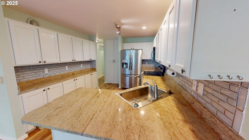 Easy Living in a Desirable Condo Community!Enjoy the convenience - photo 4