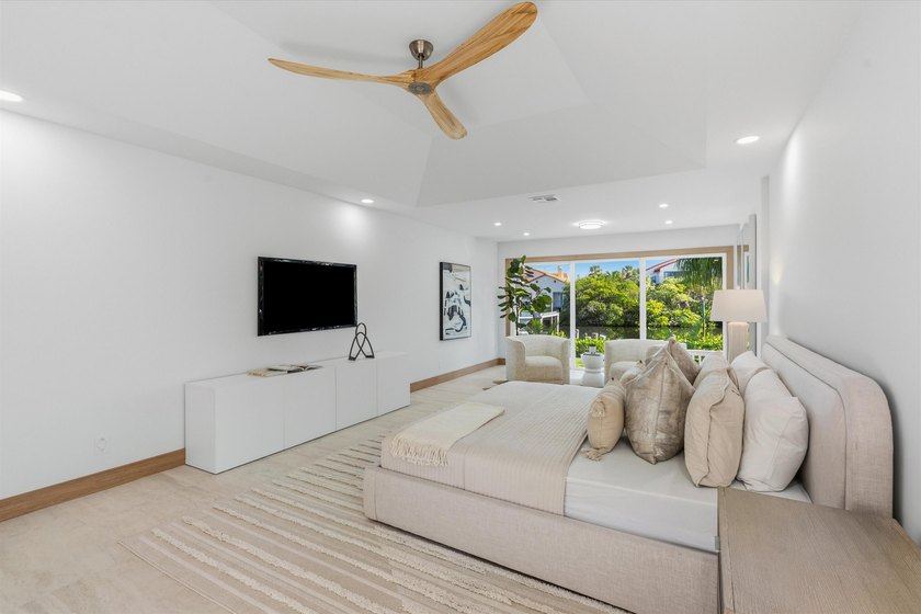 Waterfront dream home reimagined located in the prestigious - photo 28