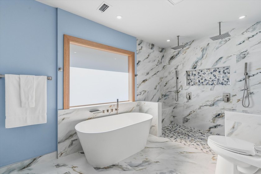 Waterfront dream home reimagined located in the prestigious - photo 33