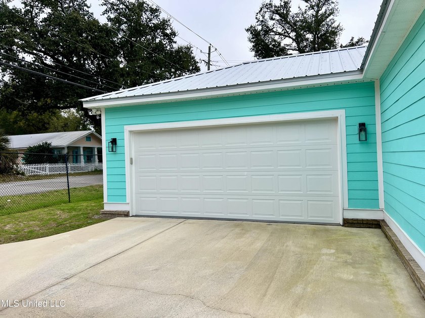 Wake up to coastal breezes and water views in this beautiful - photo 38