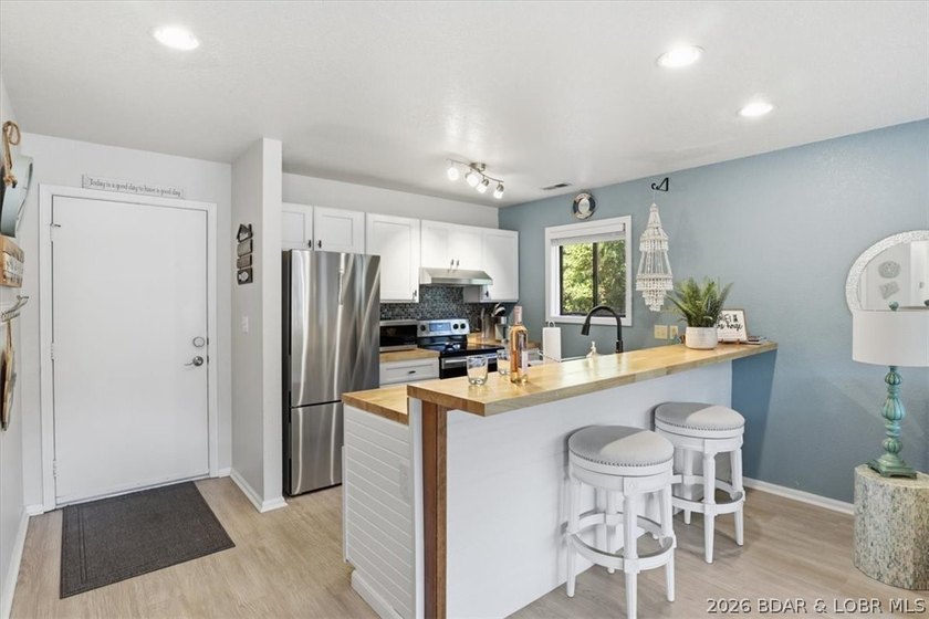 Welcome to lake life made easy! This beautifully updated 2 bed - photo 13
