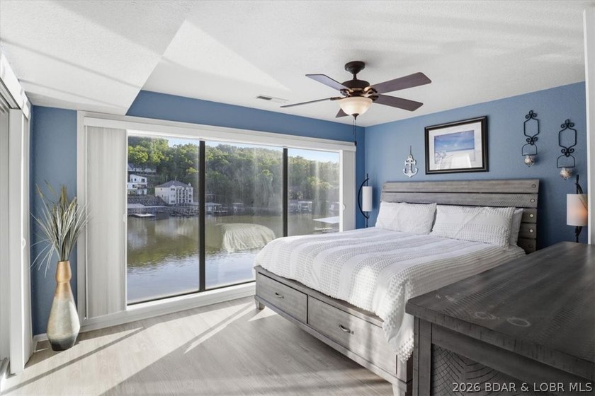 Welcome to lake life made easy! This beautifully updated 2 bed - photo 16