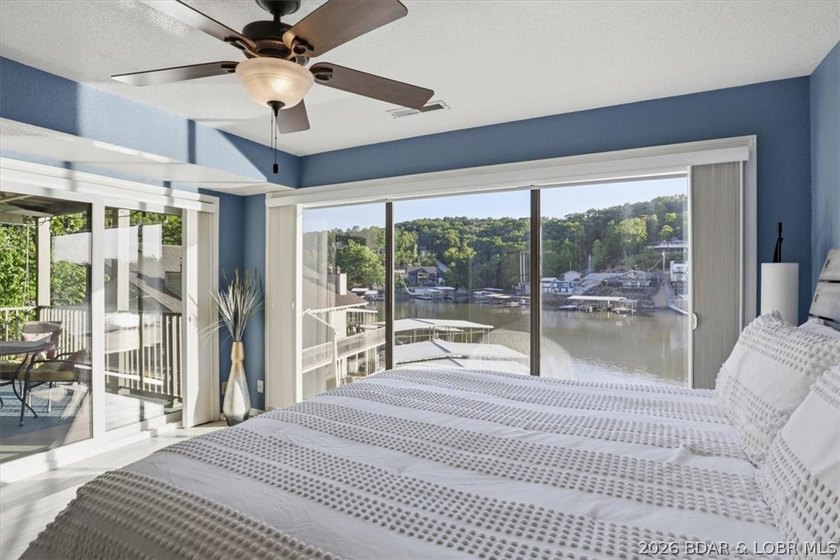 Welcome to lake life made easy! This beautifully updated 2 bed - photo 18