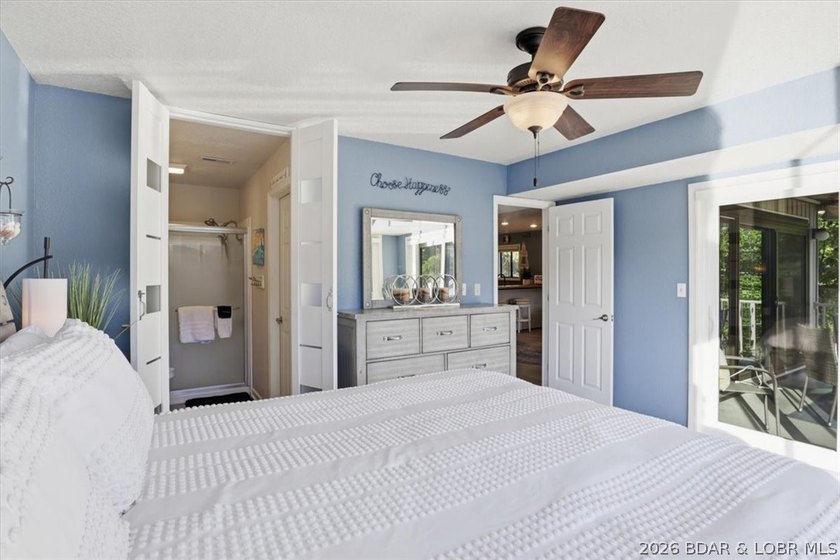 Welcome to lake life made easy! This beautifully updated 2 bed - photo 19