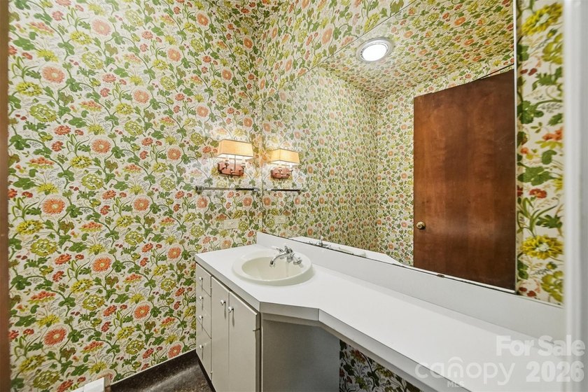 Prestigiously positioned in the heart of Country Club Park, this - photo 22