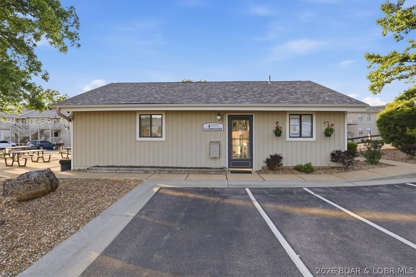 Welcome to lake life made easy! This beautifully updated 2 bed - photo 30