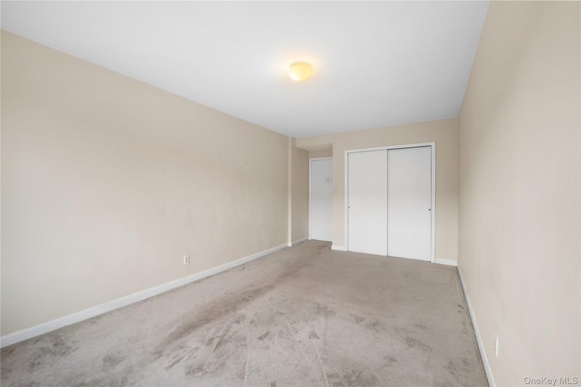 Spacious and well-maintained 1-bedroom, 1-bath co-op in the - photo 4