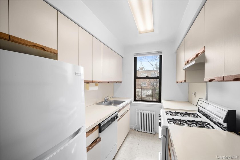Spacious and well-maintained 1-bedroom, 1-bath co-op in the - photo 8