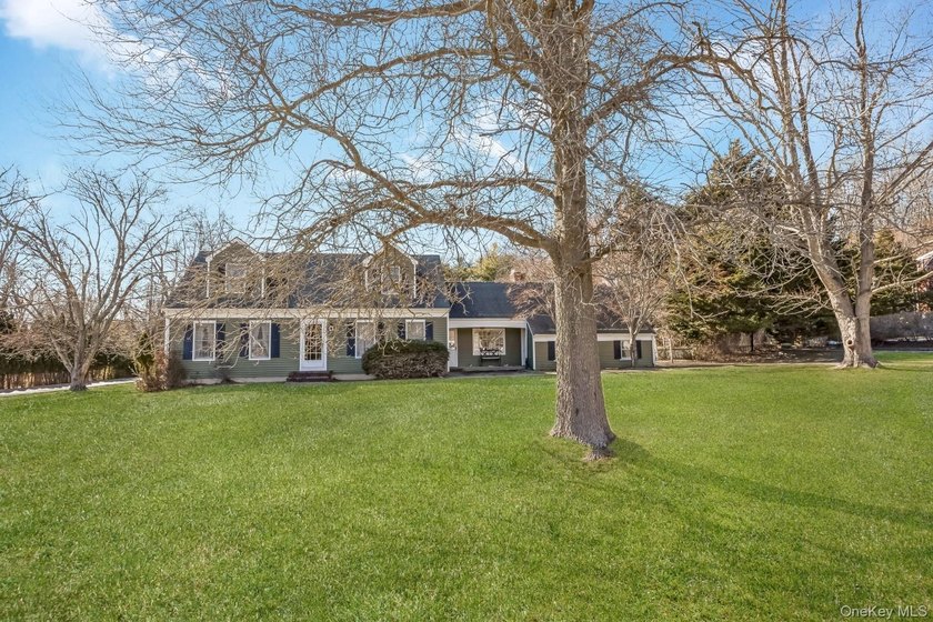 Welcome home to this inviting Colonial-style 4-bedroom oasis in - photo 2
