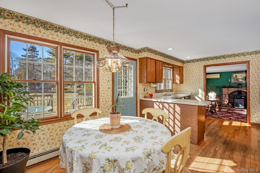 Welcome home to this inviting Colonial-style 4-bedroom oasis in - photo 8