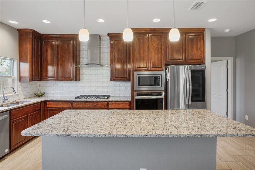 Welcome to 7618 Dove Hollow Drive. This gorgeous 3 bedroom 2 - photo 14