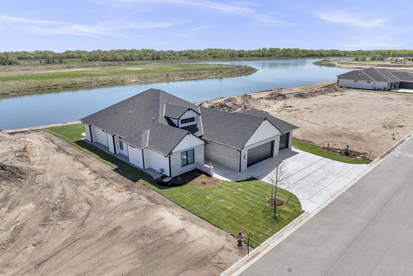Seller will pay the first two years of HOA dues! This stunning - photo 2