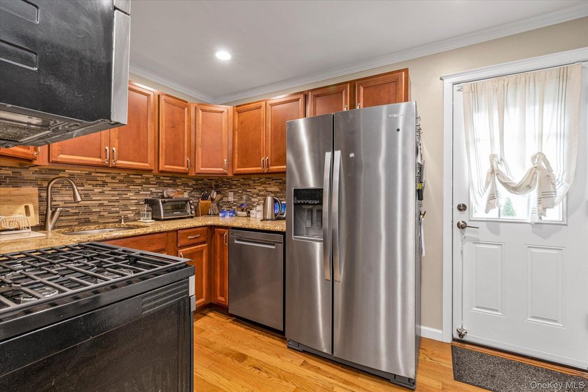 Lindenhurst Village 4-bedroom 1 bath cape, redone dining room - photo 6