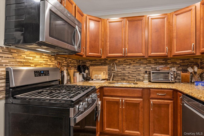 Lindenhurst Village 4-bedroom 1 bath cape, redone dining room - photo 7