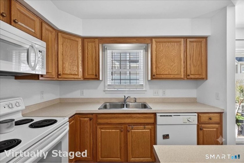 Welcome to 220 Castle Avenue in Fairfield, a beautiful end unit - photo 6