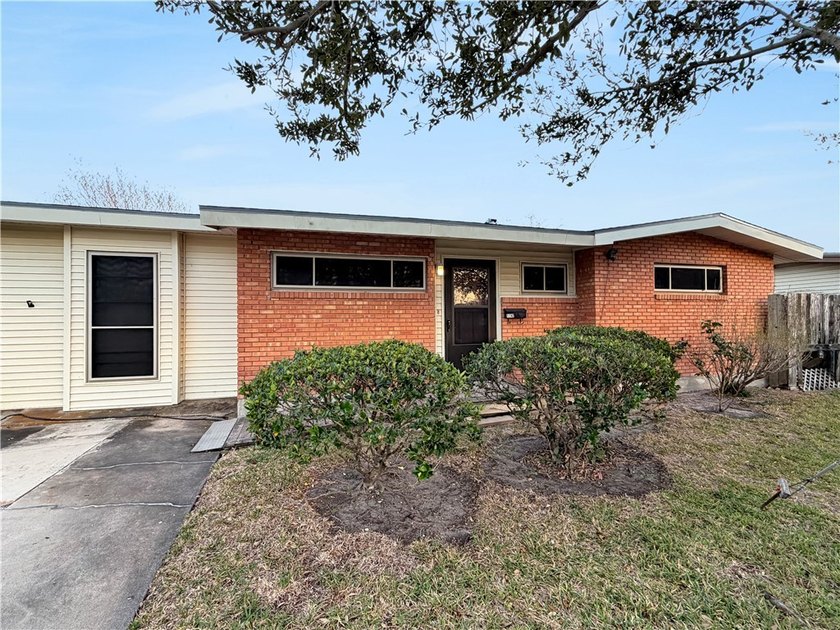 You're going to love this 3 bedroom, 1 bathroom home with a - photo 2