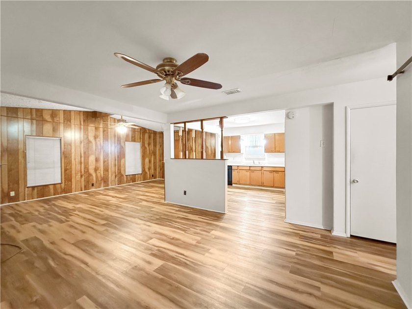 You're going to love this 3 bedroom, 1 bathroom home with a - photo 3