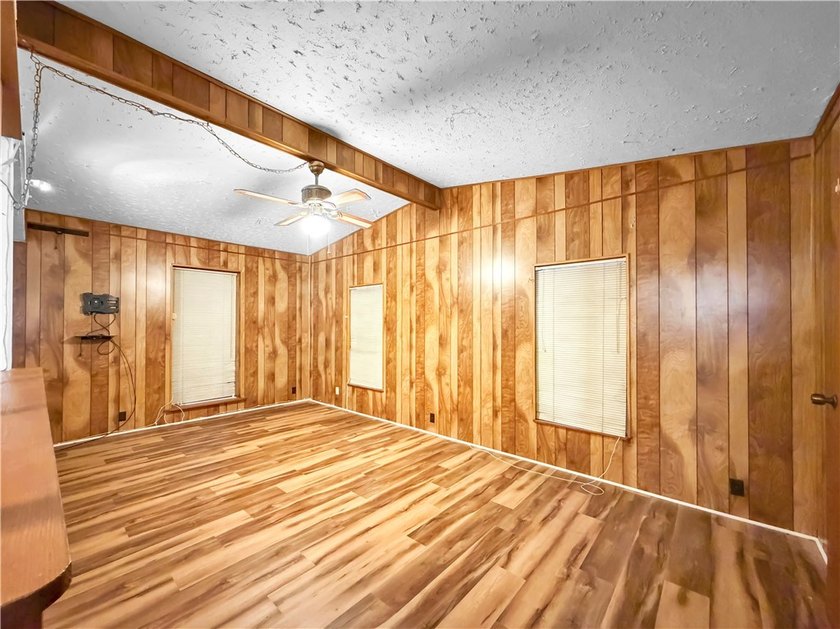 You're going to love this 3 bedroom, 1 bathroom home with a - photo 8