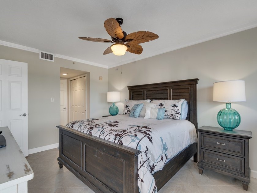 BEAUTIFULLY updated and upgraded from top to bottom. Tastefully - photo 33