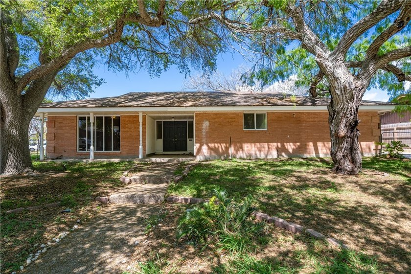 Don't miss this! Charming 3/2 home on a large corner lot, 2 - photo 3